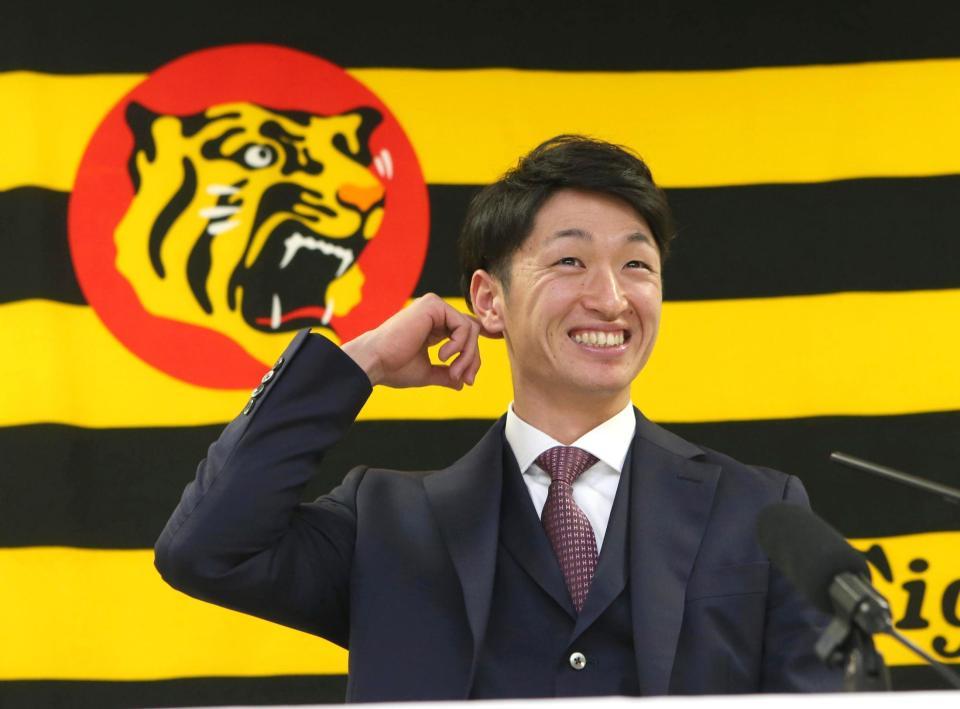 契約更改後に会見する近本（代表撮影）