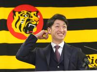 　契約更改後に会見する近本（代表撮影）