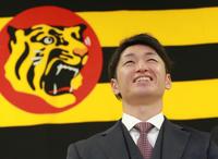 　契約更改後に会見する近本（代表撮影）