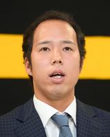 契約更改を終え会見する阪神・青柳晃洋＝甲子園（撮影・田中太一）