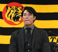 　契約更改を終え会見する藤浪（撮影・田中太一）