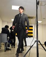 会見を終え引き揚げる阪神・藤浪晋太郎＝甲子園（撮影・田中太一）