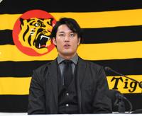 契約更改を終え会見する阪神・藤浪晋太郎＝甲子園（撮影・田中太一）