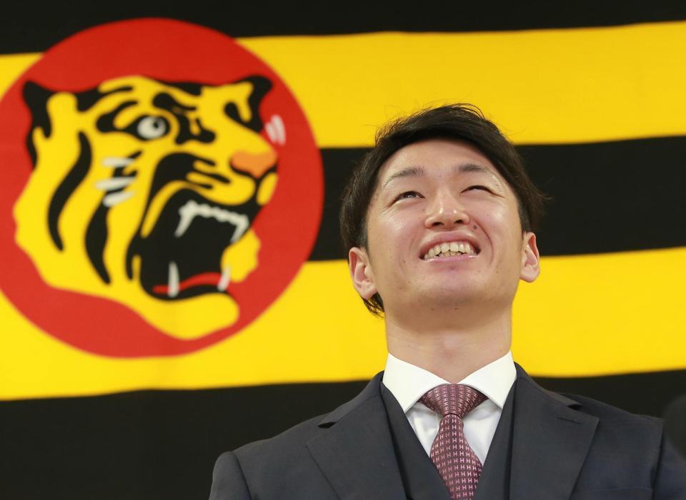 　契約更改後に会見する近本（代表撮影）