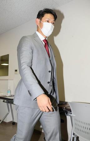 現状維持の年俸2800万円で契約更改し、会見場入りをする原口文仁＝阪神球団事務所（代表撮影）