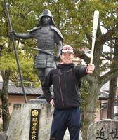 　織田信長公の銅像の前で、活躍を誓う中野