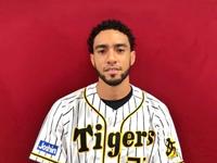 　最多セーブ投手賞を受賞し、コメントするスアレス（球団提供）