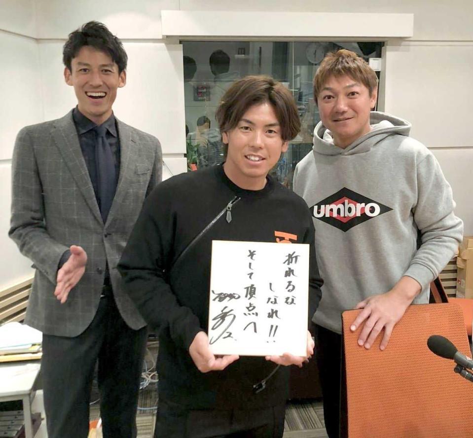 　ＡＢＣラジオに出演した梅野（中央）＝球団提供