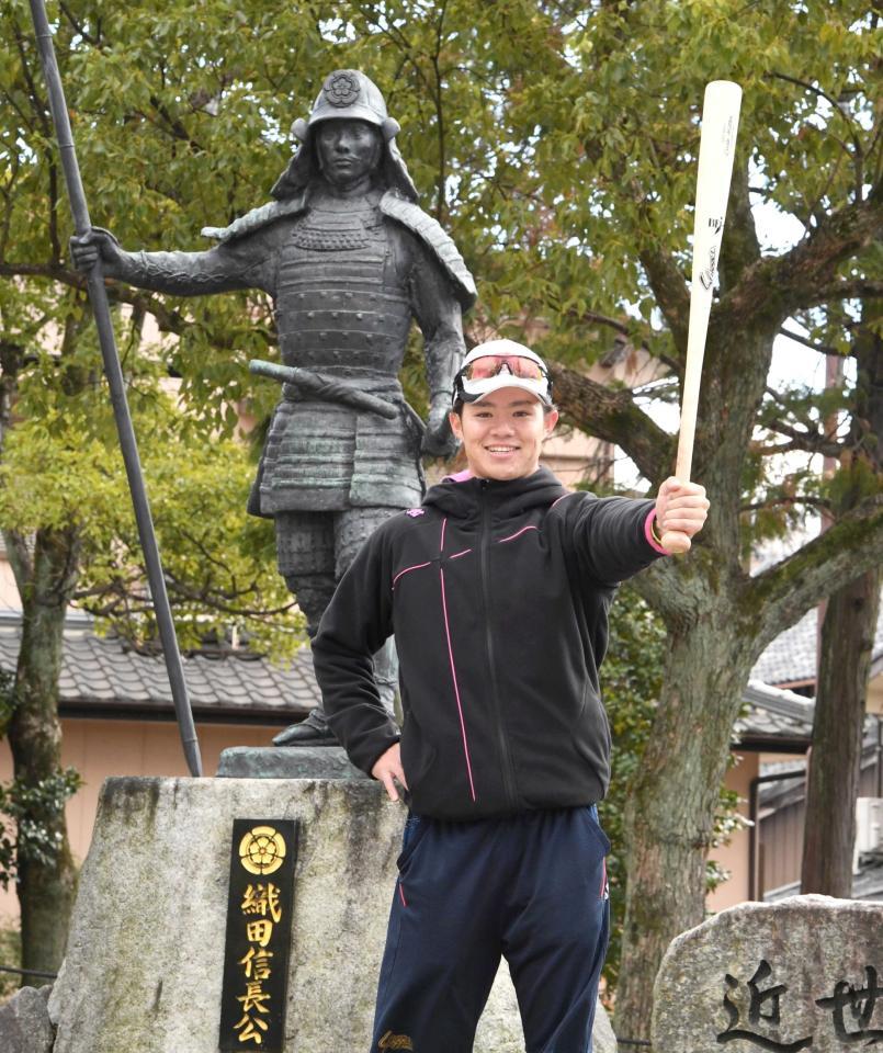 　織田信長公の銅像の前で、活躍を誓う中野