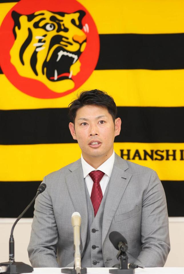 現状維持の年俸2800万円で契約更改し、会見する原口文仁＝阪神球団事務所（代表撮影）