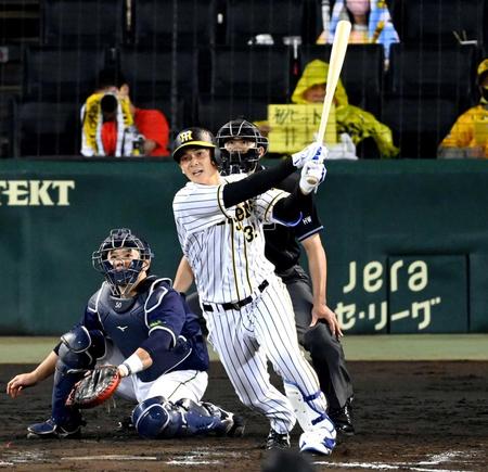 　ヤクルト戦で、プロ初安打、初打点となる適時二塁打を放った井上＝１０月１６日