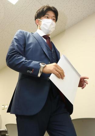 　契約更改し、会見する岩貞祐太（代表撮影）