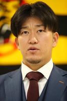 　契約更改し、会見する岩貞祐太（代表撮影）