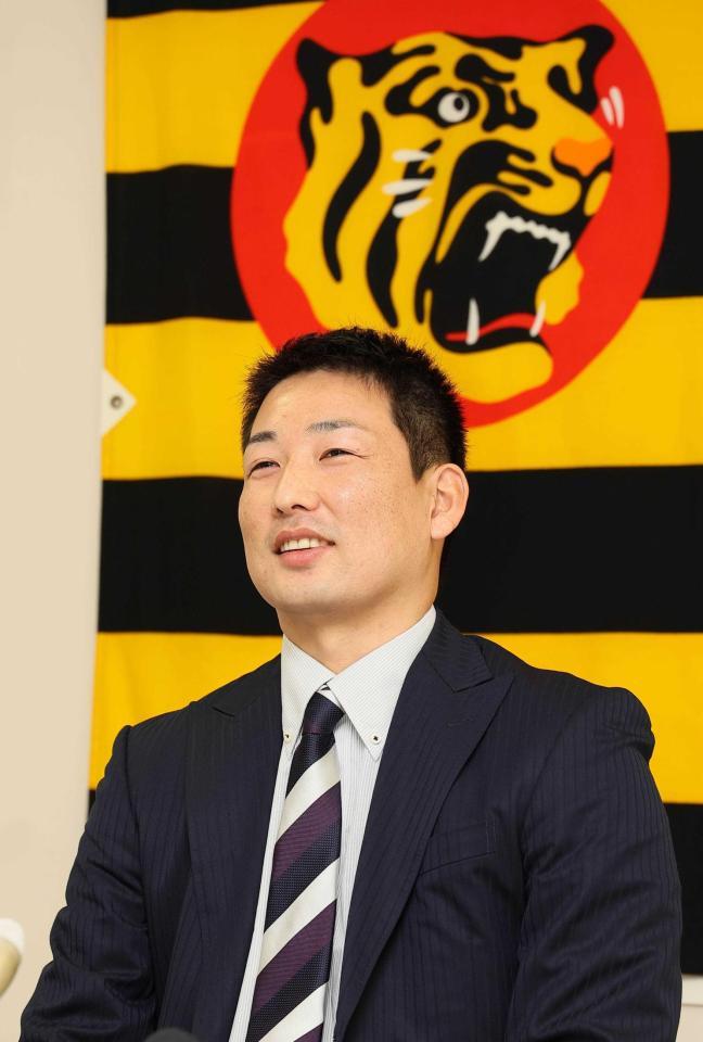 　契約更改を終え会見で笑顔を見せる岩崎（代表撮影）