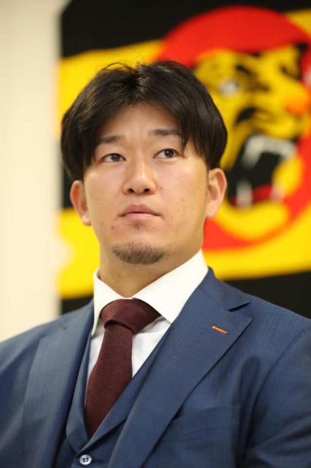 　契約更改し、会見する岩貞祐太（代表撮影）