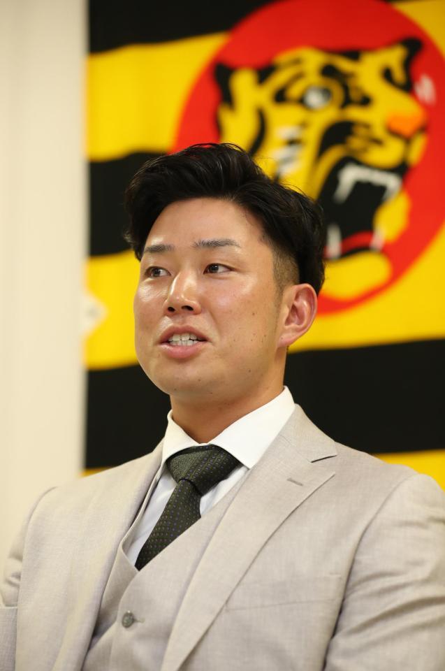 　契約更改し、会見する糸原健斗（代表撮影）