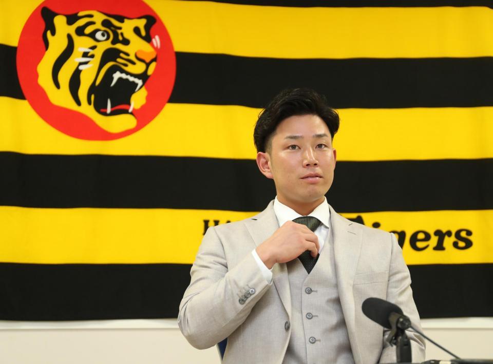 　契約更改し、会見する糸原健斗（代表撮影）