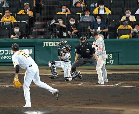 　巨人戦の３回、打者・坂本の時、藤浪のワンバウンド投球を懸命に止める梅野＝９月５日