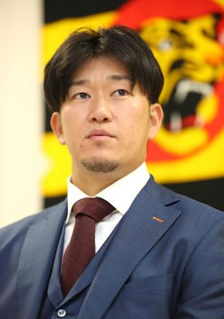 　契約更改し会見する岩貞（代表撮影）