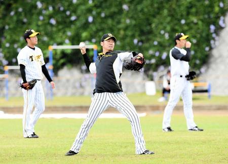 　理想的なフォームの習得にはキャッチボールが重要＝２月５日の宜野座キャンプから