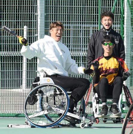 　関西ｕｎｂａｌａｎｃｅのメンバーと車いすソフトボールを楽しむ糸井（左）