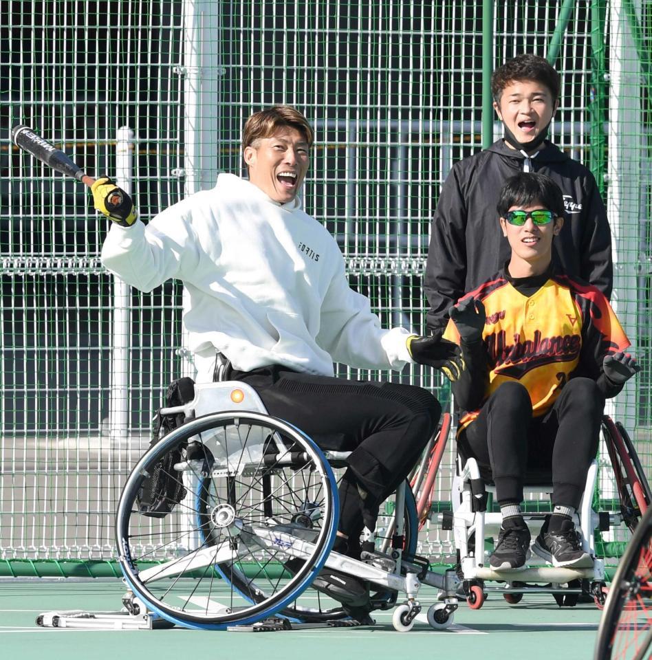 　関西ｕｎｂａｌａｎｃｅのメンバーと車いすソフトボールを楽しむ糸井（左）