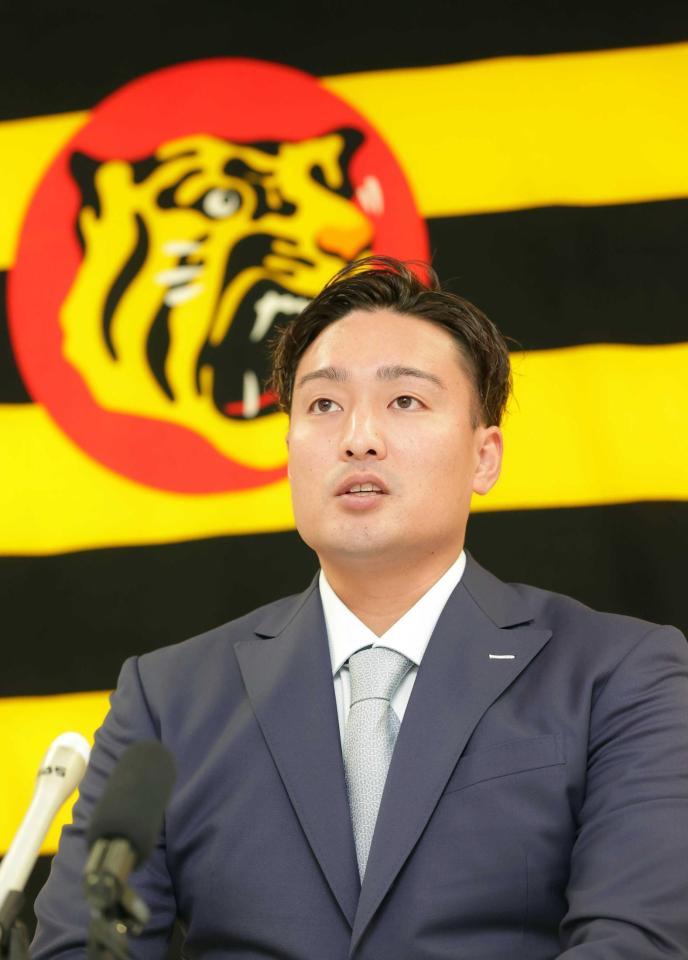 　契約更改を終え会見に臨んだ秋山（代表撮影）