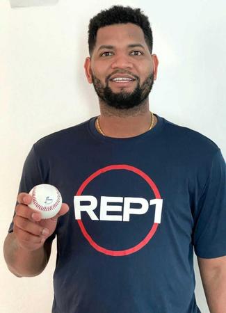 　阪神と契約し笑顔を見せるアルカンタラ（球団提供）