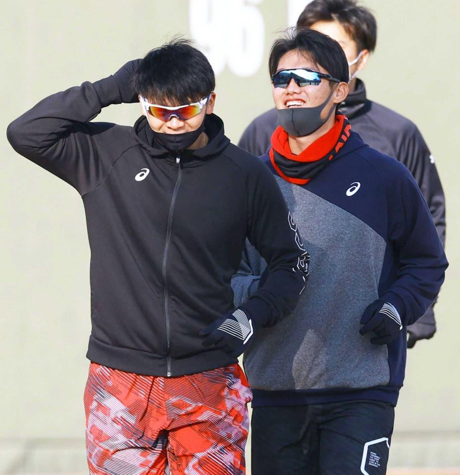 　笑顔で練習を行う井上（左）と西純＝代表撮影