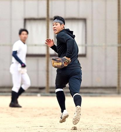 守備練習に励む佐藤輝（撮影・飯室逸平）