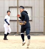 守備練習に励む佐藤輝（撮影・飯室逸平）