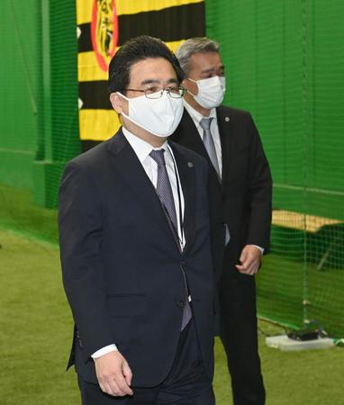 仕事納めの会に参加する谷本球団本部長