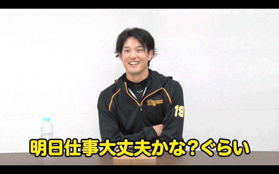 　試作のコラボメニュー弁当を試食し「もっとニンニクを効かせた方がパンチがある」と感想を語る藤浪（球団提供）