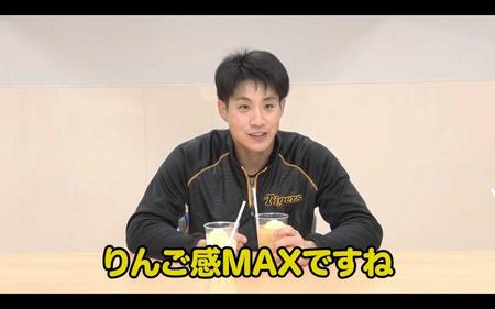 　リンゴサワーを試飲し、スタッフに感想を話す木浪（球団提供）