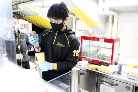 　自らクレープを焼いた坂本（球団提供）