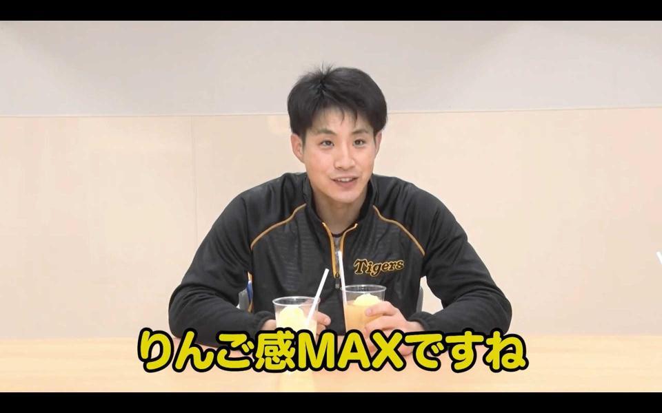 　リンゴサワーを試飲し、スタッフに感想を話す木浪（球団提供）