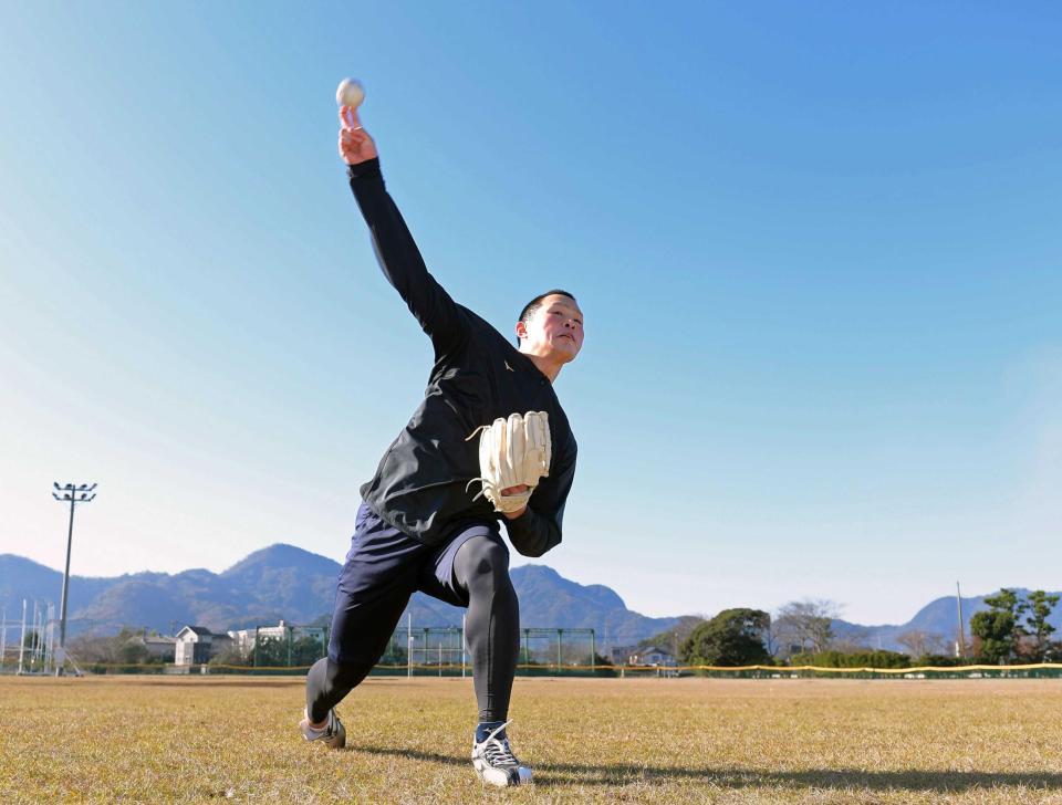　青空の下、自主トレを公開した佐藤蓮（撮影・金田祐二）