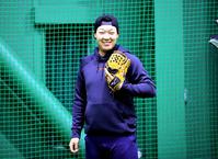 　笑顔で練習する大山（球団提供）