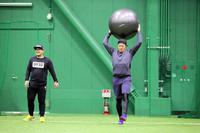 　バランスボールを投げる大山（球団提供）