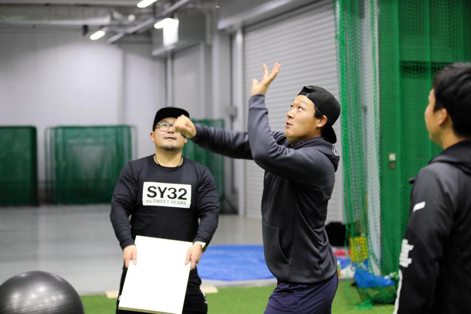 　笑顔で練習する大山（球団提供）