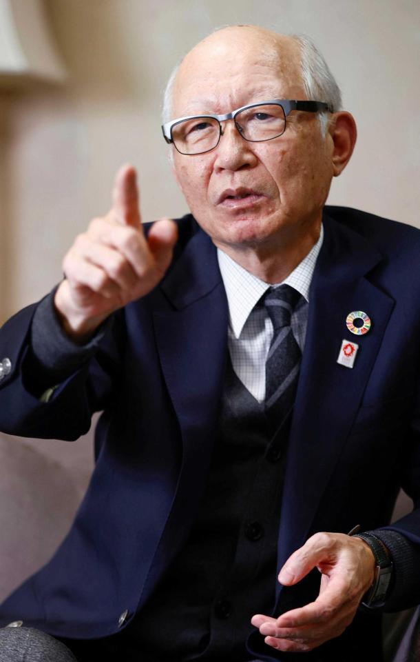 　インタビューに応じる阪急阪神ホールディングスの角和夫会長