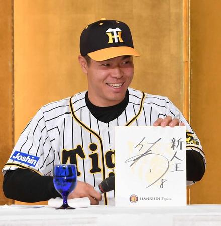 　「新人王」。ファンミーティングで目標を掲げる佐藤輝＝２０２０年１２月７日、大阪市内のホテル