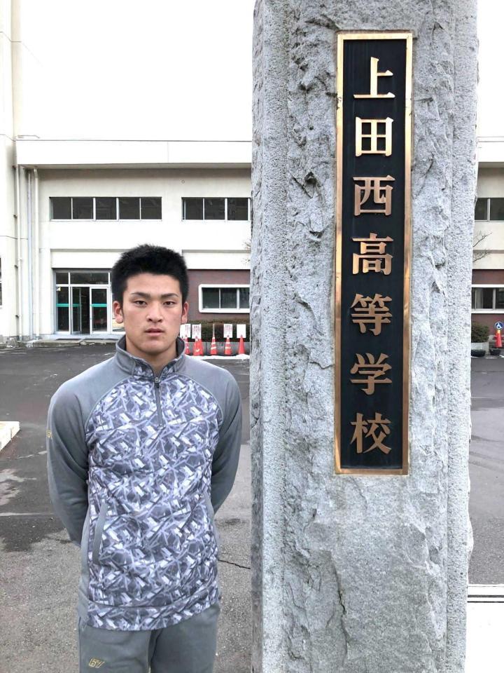 　母校で自主トレを行う高寺（球団提供）