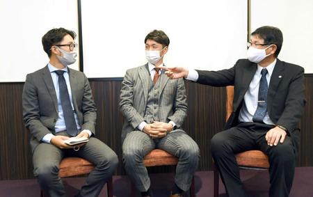　（右から）橋本氏、近本、デイリースポーツの井上記者