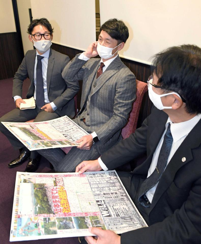 高校時代の三草山登山トレを思い出し苦笑いする近本（中央）。手前は橋本氏