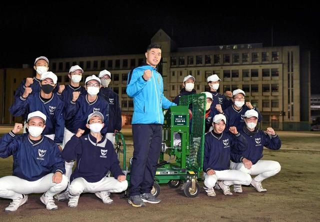 阪神ドラ１佐藤輝、太っ腹！母校・仁川学院野球部へ１００万円の打撃用マシン贈った