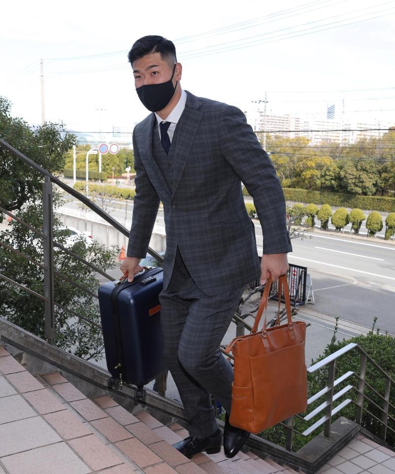 　入寮する阪神・佐藤輝明＝鳴尾浜（球団提供）