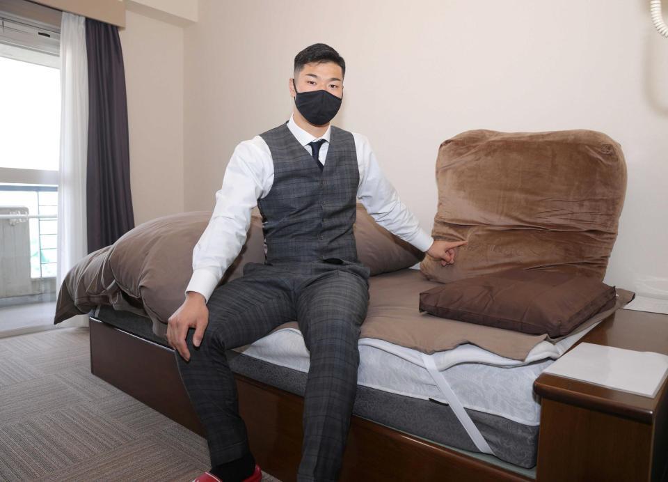 　オーダーしたマットレスと共に入寮した佐藤輝（球団提供）