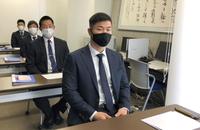 ＮＰＢ新人研修会で講義を受ける阪神・佐藤輝明（手前）ら阪神新入団選手たち（球団提供）