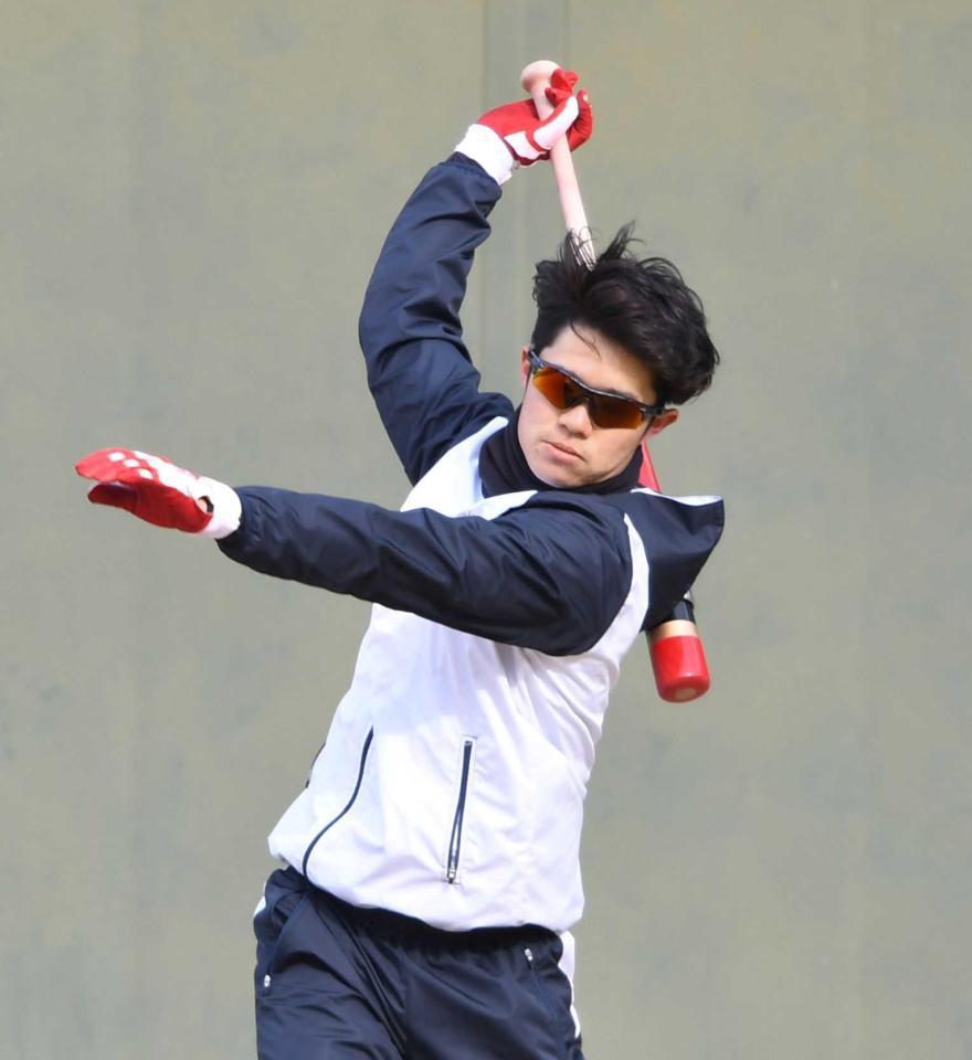 　素振りをする中野